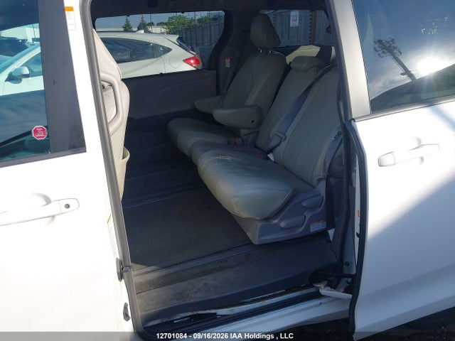 Toyota Sienna 2017 5TDKZ3DCXHS843880 Image 8
