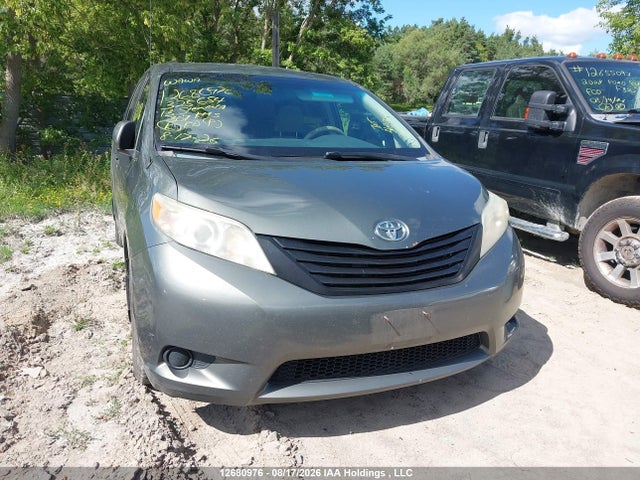 12680976 :رقم المزاد ، 5TDZK3DC1DS325654 vin ، 2013 Toyota Sienna V6 7 Passenger مزاد بيع