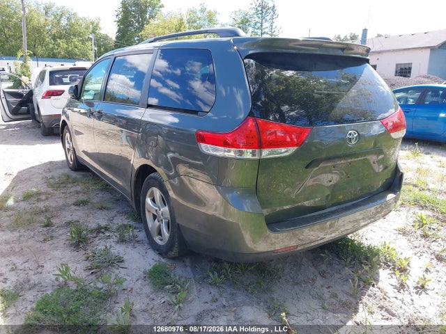 12680976 :رقم المزاد ، 5TDZK3DC1DS325654 vin ، 2013 Toyota Sienna V6 7 Passenger مزاد بيع