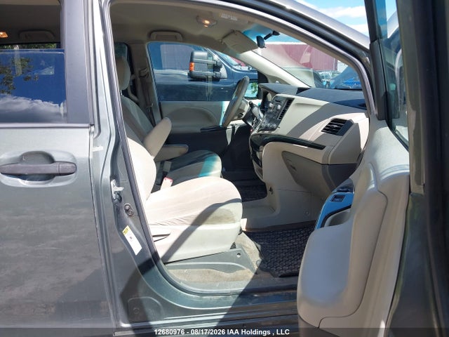 12680976 :رقم المزاد ، 5TDZK3DC1DS325654 vin ، 2013 Toyota Sienna V6 7 Passenger مزاد بيع