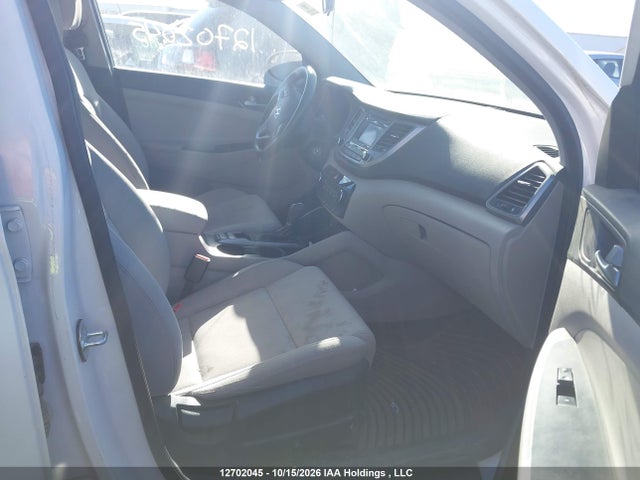KM8J23A47HU450410 Hyundai TUCSON SE