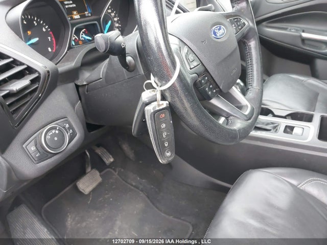 1FMCU9J91JUC64076 Ford Escape Titanium