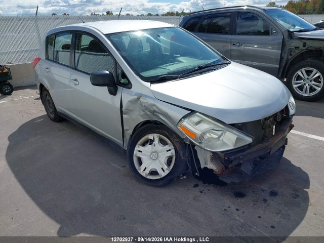 12702937 :رقم المزاد ، 3N1BC1CP7AL391119 vin ، 2010 Nissan Versa 1.8s مزاد بيع