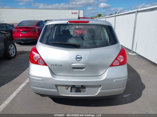 12702937 :رقم المزاد ، 3N1BC1CP7AL391119 vin ، 2010 Nissan Versa 1.8s مزاد بيع