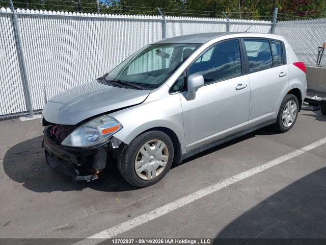 12702937 :رقم المزاد ، 3N1BC1CP7AL391119 vin ، 2010 Nissan Versa 1.8s مزاد بيع