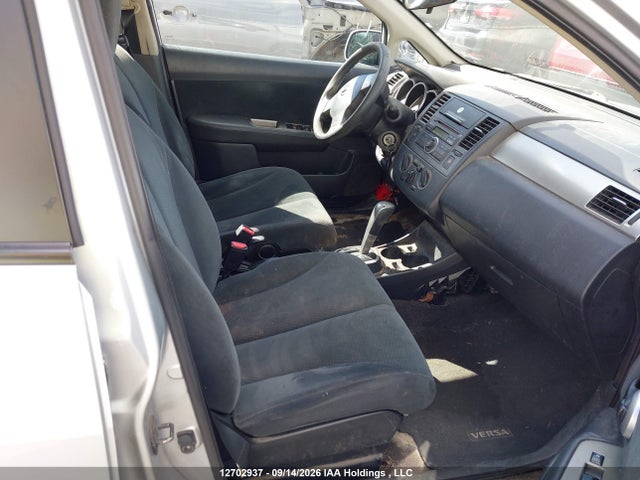 12702937 :رقم المزاد ، 3N1BC1CP7AL391119 vin ، 2010 Nissan Versa 1.8s مزاد بيع