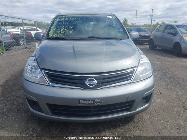 12703011 :رقم المزاد ، 3N1BC1CP8CK815724 vin ، 2012 Nissan Versa 1.8 S/1.8 Sl مزاد بيع