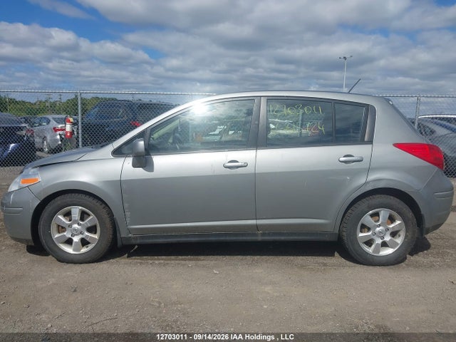 12703011 :رقم المزاد ، 3N1BC1CP8CK815724 vin ، 2012 Nissan Versa 1.8 S/1.8 Sl مزاد بيع