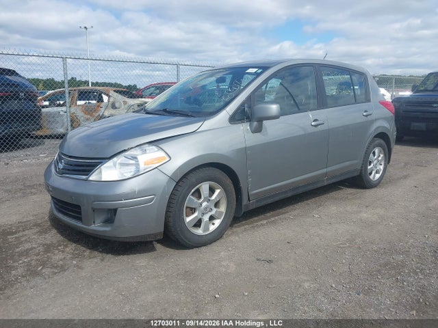 12703011 :رقم المزاد ، 3N1BC1CP8CK815724 vin ، 2012 Nissan Versa 1.8 S/1.8 Sl مزاد بيع