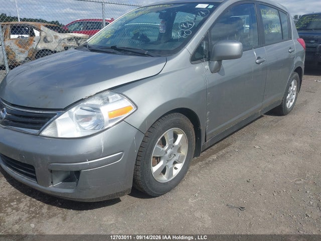 12703011 :رقم المزاد ، 3N1BC1CP8CK815724 vin ، 2012 Nissan Versa 1.8 S/1.8 Sl مزاد بيع