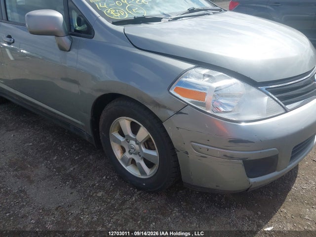 12703011 :رقم المزاد ، 3N1BC1CP8CK815724 vin ، 2012 Nissan Versa 1.8 S/1.8 Sl مزاد بيع