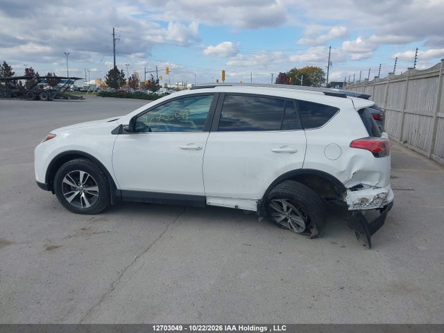 2T3BFREV8JW772534 Toyota RAV4 LE