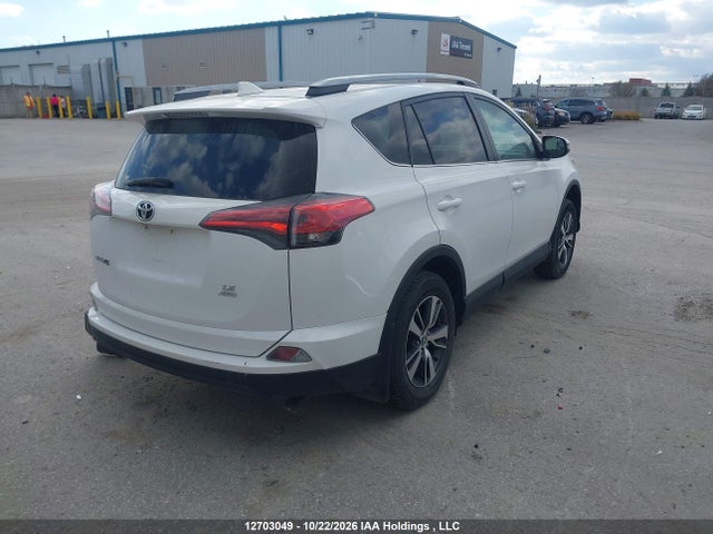 2T3BFREV8JW772534 Toyota RAV4 LE