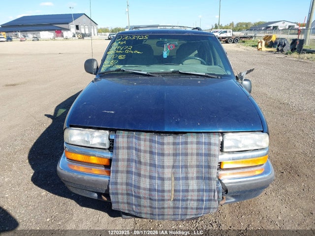 12703925 :رقم المزاد ، 1GNDT13W8W2249472 vin ، 1998 Chevrolet Blazer مزاد بيع