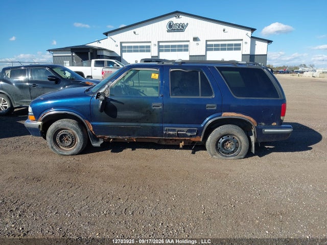 12703925 :رقم المزاد ، 1GNDT13W8W2249472 vin ، 1998 Chevrolet Blazer مزاد بيع