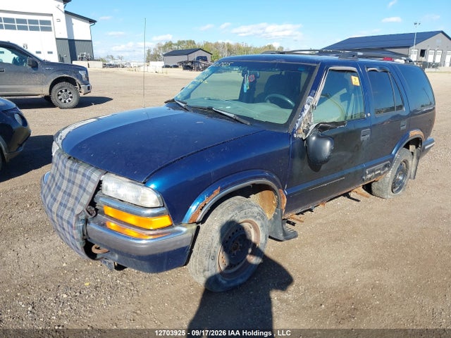 12703925 :رقم المزاد ، 1GNDT13W8W2249472 vin ، 1998 Chevrolet Blazer مزاد بيع