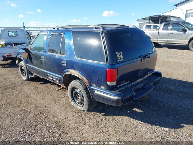 12703925 :رقم المزاد ، 1GNDT13W8W2249472 vin ، 1998 Chevrolet Blazer مزاد بيع
