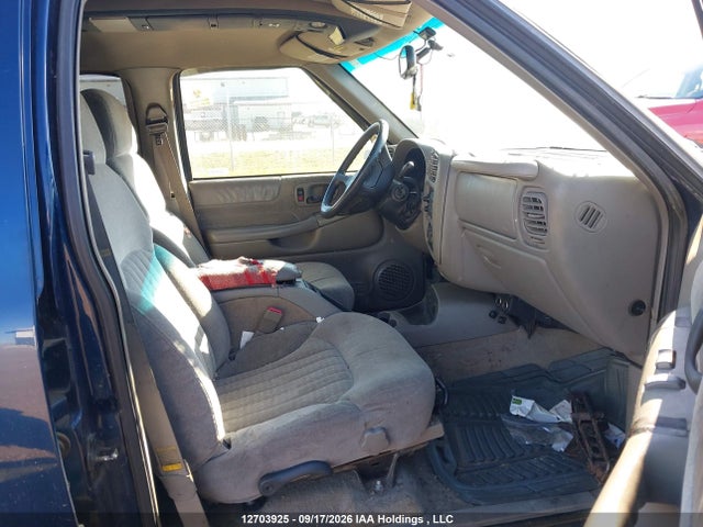 12703925 :رقم المزاد ، 1GNDT13W8W2249472 vin ، 1998 Chevrolet Blazer مزاد بيع