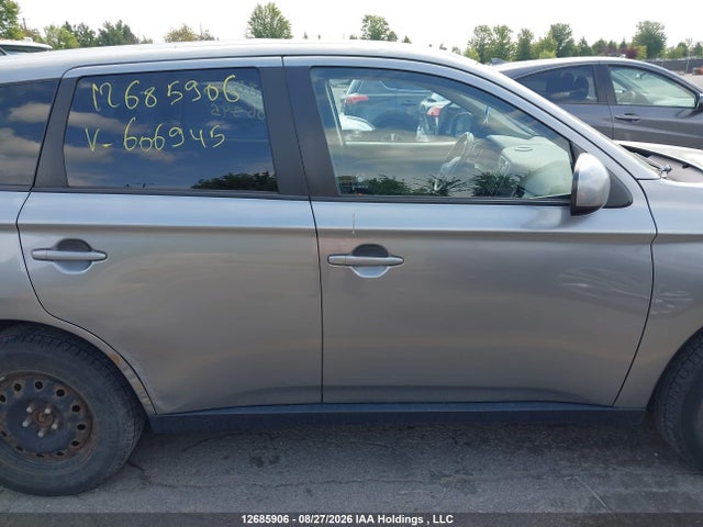 JA4AZ2A32EZ606945 Mitsubishi Outlander Es