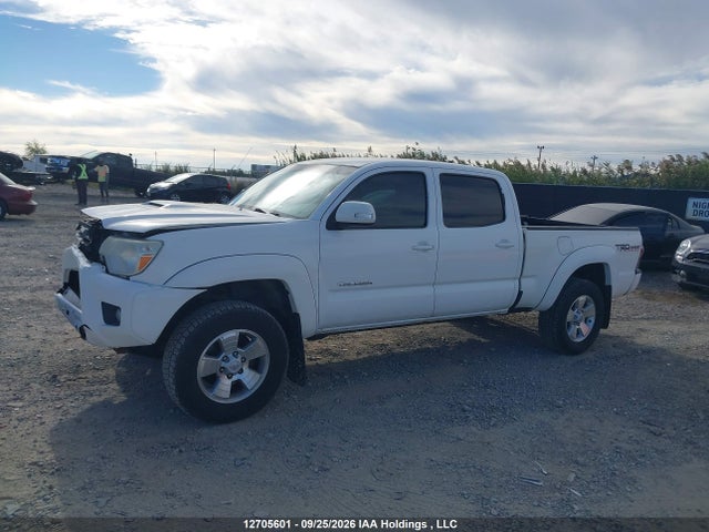12705601 :رقم المزاد ، 5TFMU4FN1FX027028 vin ، 2015 Toyota Tacoma V6 مزاد بيع