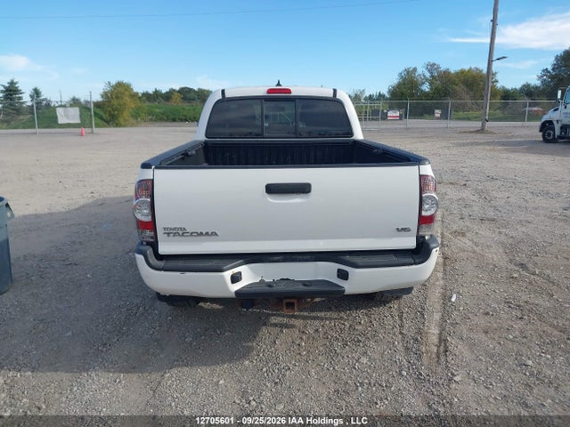 12705601 :رقم المزاد ، 5TFMU4FN1FX027028 vin ، 2015 Toyota Tacoma V6 مزاد بيع