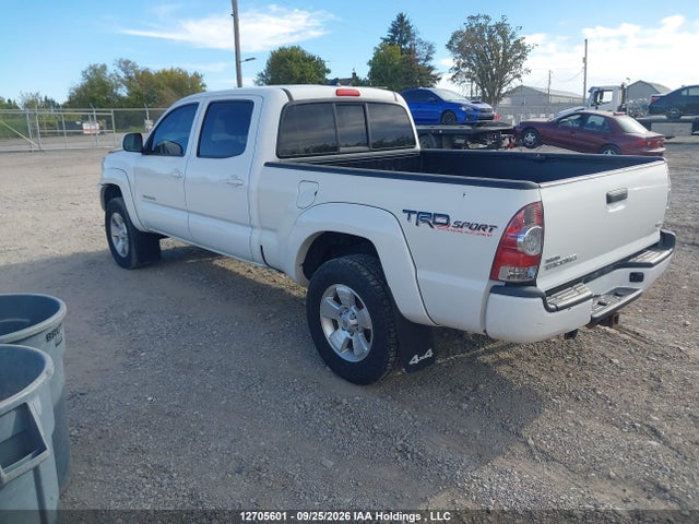 12705601 :رقم المزاد ، 5TFMU4FN1FX027028 vin ، 2015 Toyota Tacoma V6 مزاد بيع