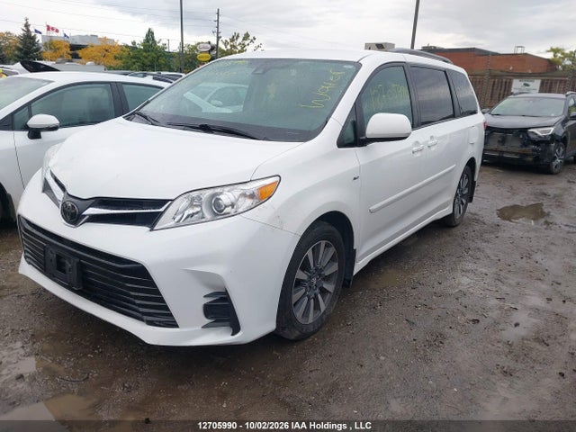 Toyota Sienna 2018 5TDJZ3DC2JS204085 Image 2