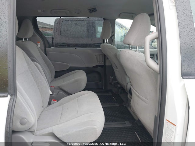Toyota Sienna 2018 5TDJZ3DC2JS204085 Image 8