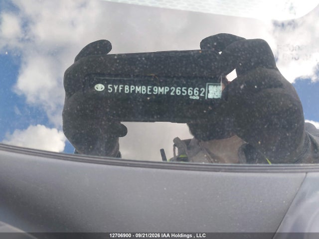 12706900 :رقم المزاد ، 5YFBPMBE9MP265662 vin ، 2021 Toyota Corolla Le مزاد بيع