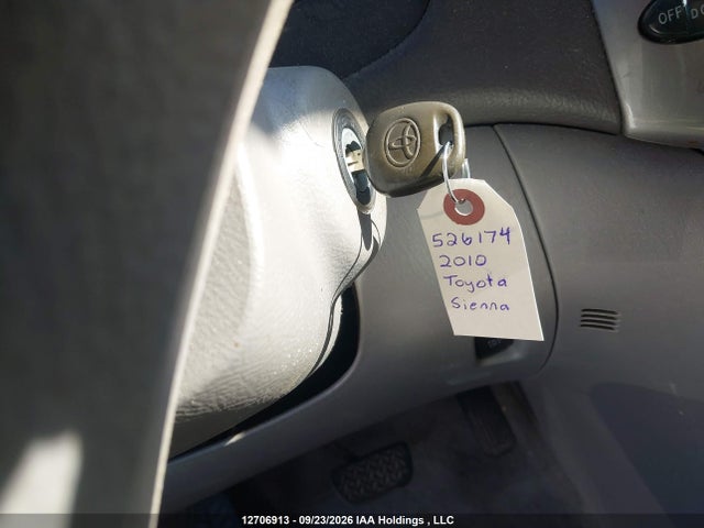 12706913 :رقم المزاد ، 5TDKK4CC5AS303399 vin ، 2010 Toyota Sienna Le V6 مزاد بيع