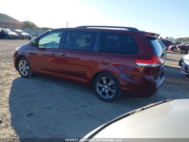 12707517 :رقم المزاد ، 5TDYK3DCXBS108175 vin ، 2011 Toyota Sienna Xle 7 Passenger مزاد بيع