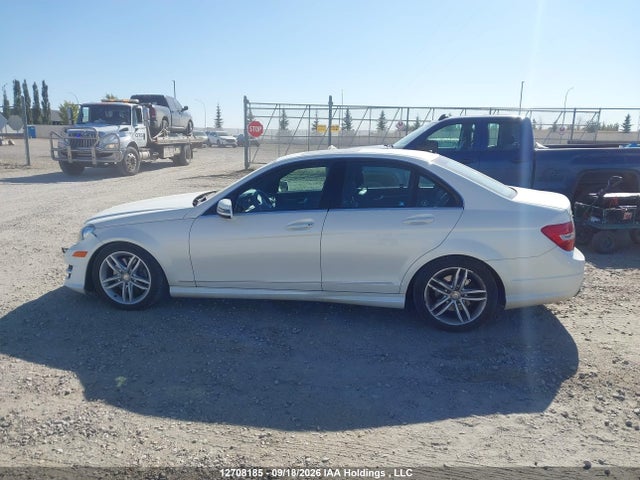2013 Mercedes-benz C 300 4matic მანქანა იყიდება აუქციონზე, vin: WDDGF8AB9DA771185, აუქციონის ნომერი: 12708185