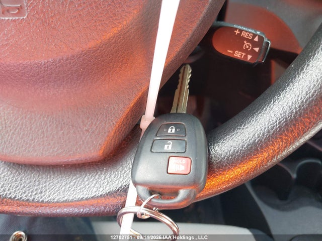 12702751 :رقم المزاد ، JTDKTUD36CD517716 vin ، 2012 Toyota Yaris Le مزاد بيع