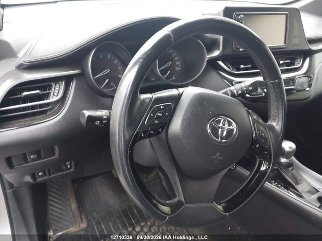 Toyota C-HR XLE 2018 NMTKHMBX9JR014205 Image 16