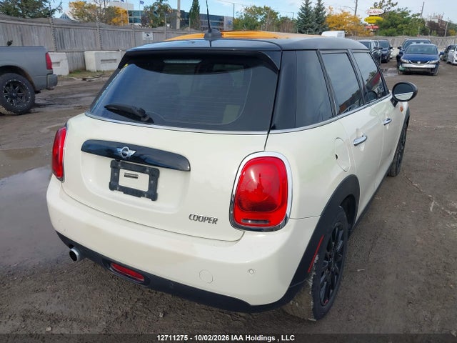 Mini 5 Door Cooper 2017 WMWXU1C31H2F79014 Image 4