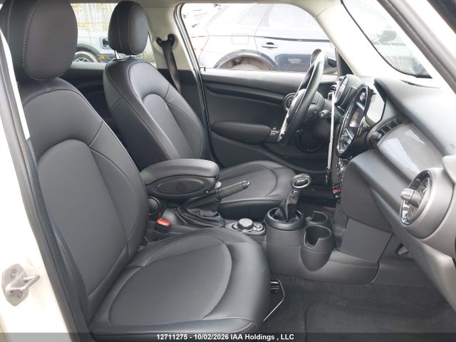 Mini 5 Door Cooper 2017 WMWXU1C31H2F79014 Image 5