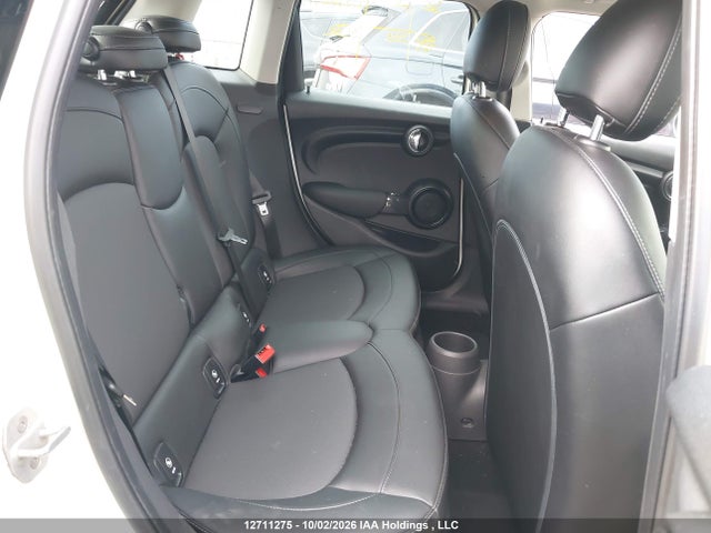 Mini 5 Door Cooper 2017 WMWXU1C31H2F79014 Image 8