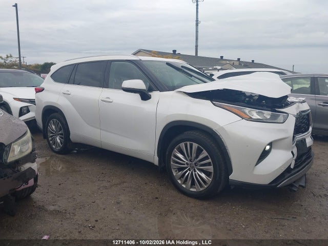 Toyota Highlander 2022 5TDFZRBH3NS252823 Image 13