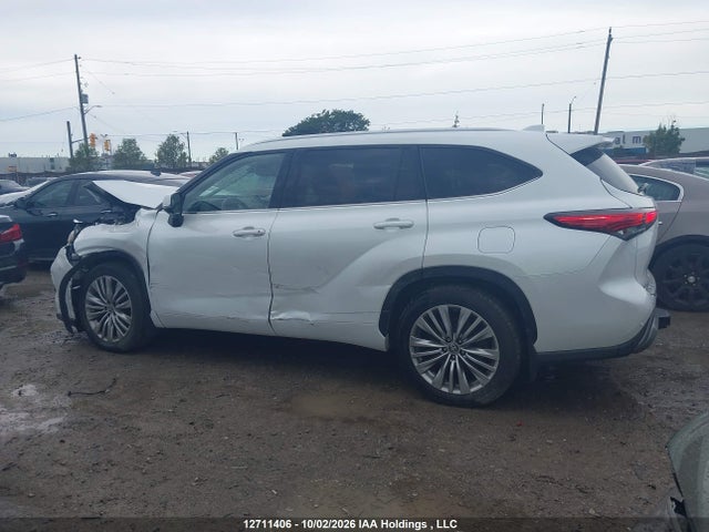 Toyota Highlander 2022 5TDFZRBH3NS252823 Image 14