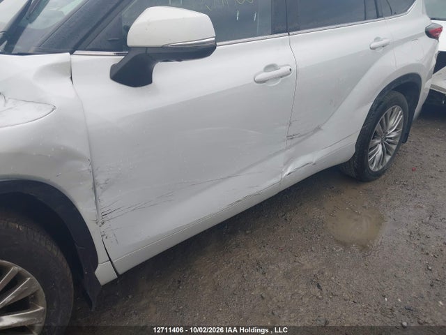 Toyota Highlander 2022 5TDFZRBH3NS252823 Image 19
