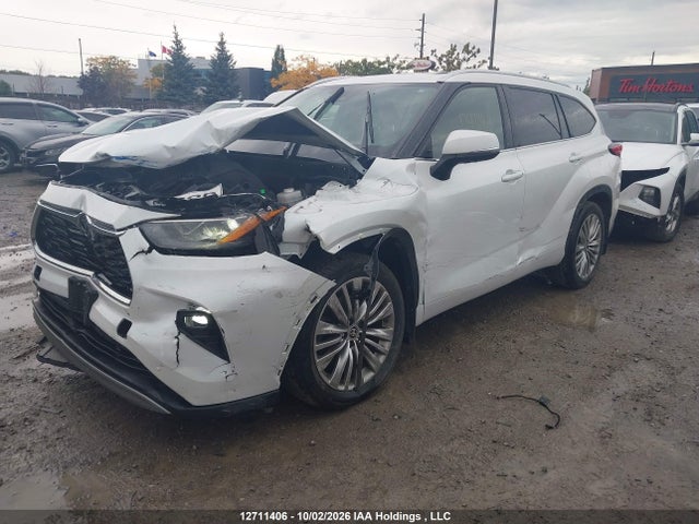 Toyota Highlander 2022 5TDFZRBH3NS252823 Image 2