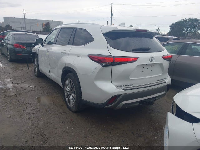 Toyota Highlander 2022 5TDFZRBH3NS252823 Image 3
