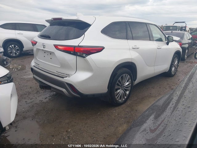 Toyota Highlander 2022 5TDFZRBH3NS252823 Image 4