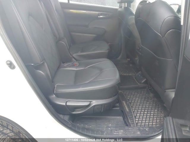 Toyota Highlander 2022 5TDFZRBH3NS252823 Image 8