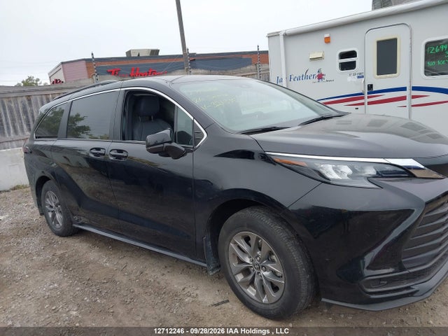 5TDGRKEC6TS321335 Toyota SIENNA LE