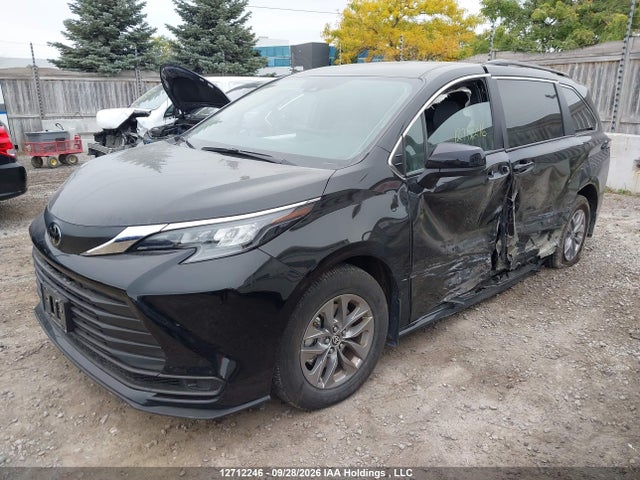 5TDGRKEC6TS321335 Toyota SIENNA LE