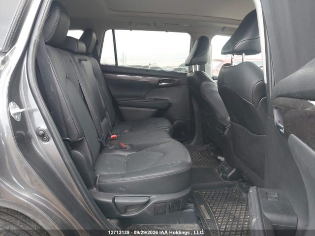 Toyota Highlander Limited 2022 5TDDZRBH0NS225893 Image 8