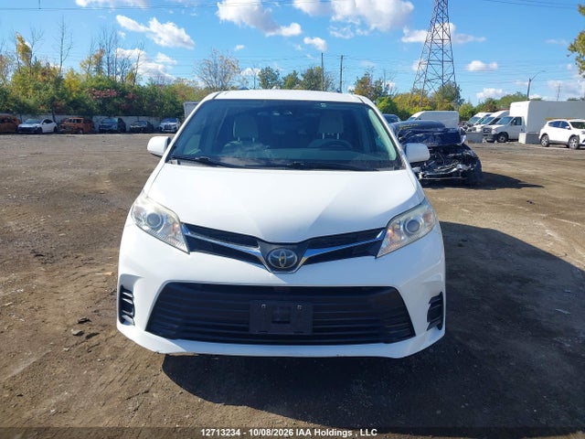 12713234 :رقم المزاد ، 5TDKZ3DC1JS959085 vin ، 2018 Toyota Sienna Le 8-passenger مزاد بيع