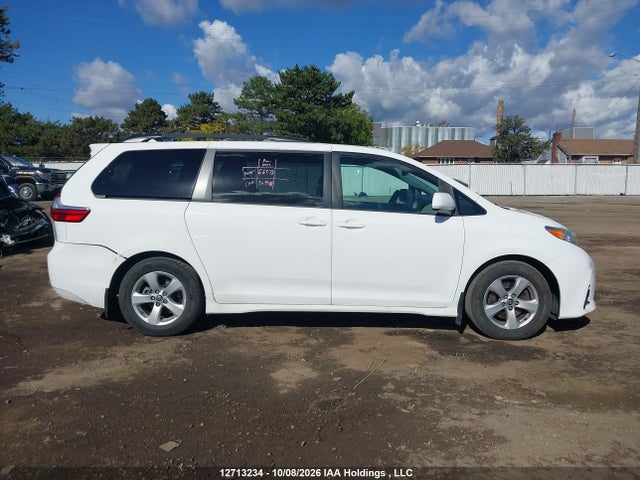 12713234 :رقم المزاد ، 5TDKZ3DC1JS959085 vin ، 2018 Toyota Sienna Le 8-passenger مزاد بيع