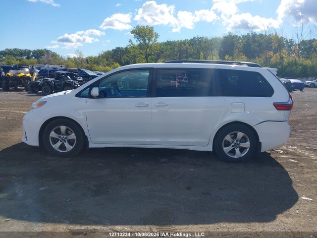 12713234 :رقم المزاد ، 5TDKZ3DC1JS959085 vin ، 2018 Toyota Sienna Le 8-passenger مزاد بيع